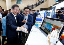 문재인 대통령, 혁신성장 드라이브…의료기기 규제완화로 시동