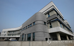 폭염 때문에... 수원 팔달구청사 유리천정 파손
