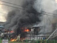 [중부포토] 시흥 시화공단 플라스틱 공장 화재 1시간 째 진화 중