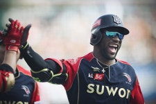 로하스, kt 최초 40홈런 달성…팀은 KIA에 9-2 승