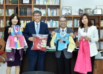 군포의왕교육지원청, 캐나다한글학교연합회 한인학생을 위한 한복 전달식