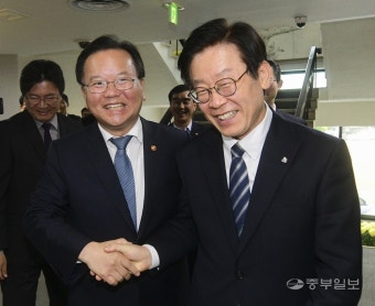악수하는 김부겸-이재명