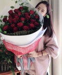 홍수현, 커다란 장미꽃다발 한아름… 반짝이는 커플링 눈길 마이크로닷이 선물한듯?