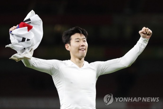 토트넘 주장 손흥민, 동료들과 함께 귀국...태극기 들고 인천공항 입국