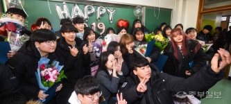 마지막 추억 남기는 고3 졸업생들