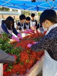 학생 스스로 수확 및 기부까지, 관인중고등학교효사랑 봉사대학생들 참교육 실천