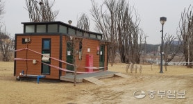 여주 강천섬, 화장실 폐쇄와 고사목·파손 수변데크 방치로 이용시민들 큰 불편