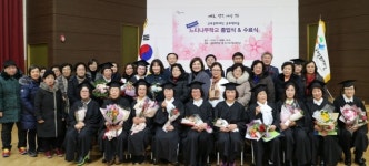 늦게 받은 초등학교 졸업장 감동 두배… 군포책마을 성인문해교육 졸업식 개최