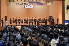 신입생 사로잡은 이색 퍼포먼스 입학식 용인 서원고… 끼·창의력 댄스·노래 등 호응