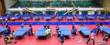 [경기도탁구협회장배 탁구대회] 환호·탄식·열기… 1천여 선수들 탁구愛 빠지다