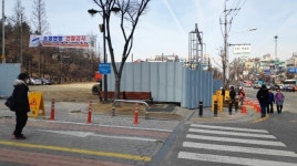안산 상록운동장 소공연장 공사 푯말에 차도로 쫓겨난 시민안전
