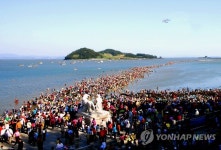 [주말 호남권 가볼만한 곳]  진도 신비의 바닷길 축제…남원 용궁마을에는 산수유꽃 만발