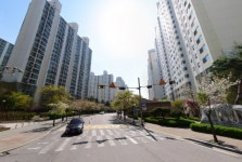 [민원현장] 수원 한일타운, 예고 없이 경비실 폐쇄… 주민들끼리 갈등