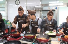 성남 수정노인종합복지관, 독거 남성 어르신들 위한 청춘밥상 진행