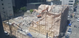 미세먼지 심한데… 수원 도심 한가운데 비산먼지 날리며 건물철거