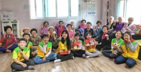 수원 서호초 수원愛통통봉사단, 이웃 어르신들께 수제 카네이션·떡케이크 전달