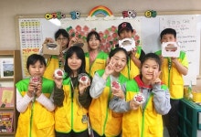 수원 서호초 수원愛통통봉사단, 이웃 어르신들께 수제 카네이션·떡케이크 전달