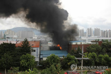 [1보] 경산 자인면 한 시너 공장 화재, 진화 중…1명 부상