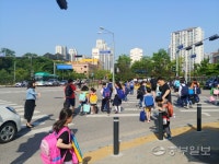 [민원현장] 수원 능실초 통학길, 속도제한 없는 스쿨존… 학생 1천명 안전 위협