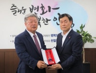 우석제 안성시장, 국민건강보험공단으로부터 감사패 수상