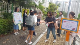 용인 언남초교 학부모회, 아침 맞아 학생들에게 더위야 가라 부채 나눔 행사