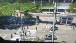 [단독] 한국지엠 노조원, 인천지방검찰청사 정문에 GM사장 구속 락카 글 도배