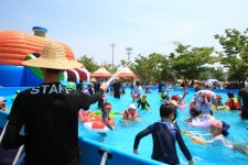 [창간특집] 한국마사회 렛츠런파크 서울, 화려한 조명 아래 울리는 지축… 한여름 밤 더위는 잊어라