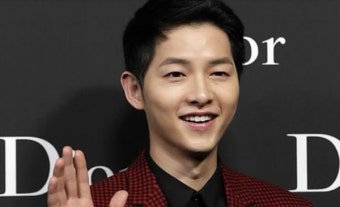 '송혜교와 이혼 조정 신청' 송중기, 근황 공개…'승리호' 배우들과 영화 관람 후 밝은 모습
