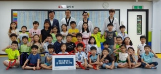군포시청 찾은 태권 기부천사들, 이웃돕기 성금 모아 시에 전달