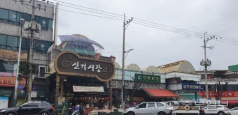흉물 된 인천 신기시장 앞 가로수… 과도한 가지치기로 몸통만 남아