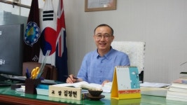 [인터뷰] 김정현 고양 화정중학교장 학생들이 함께하는 화정중학교에서 근무하는 것이 행복
