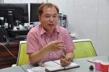 [인터뷰] 최병운 운담초등학교 교장, 정리정돈 되지 않은 학교운동장 운담초 교육철학