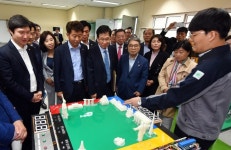 수원하이텍고 방문한 국회교육위