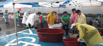 광명시 하안3동 새마을지도자 및 부녀회, 저소득계층 100가구에 매실 고추장 전달