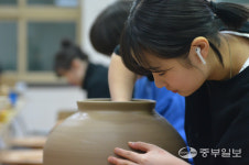 [학교탐방] 이천 한국도예고등학교, 대한민국 도예 명장 직접 기술 전수… 미래 도예가 꿈을 빚다
