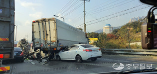 의정부 장암역삼거리서 25t트럭 등 8중 추돌…8명 사상