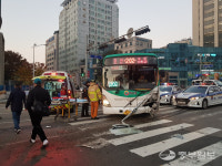 수원시청역 사거리서 출근길 버스끼리 충돌…승객 등 10여명 다쳐