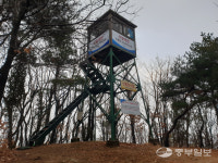 사람 없는 감시초소… 겨울철이지만 산불조심 현수막 무색