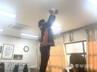 화성소방서, 경로당 화재예방 위해 감지기·소화기 기증