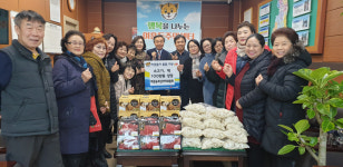 여주 여흥동주민자치위원회 설 명절 맞아 행정복지센터에 떡국 떡·소고기 전달