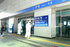 [e구리소식] 코로나19 확산 막는다 교문1동 주민들, 소독·방역 구슬땀