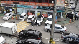 사유지 아닌 도로에 주차공간… 주차면 임의로 늘린 얌체 상가