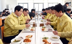 [e의정부소식] 청사 내에서도 사회적 거리두기... 市, 구내식당에 칸막이 설치로 코로나19 예방