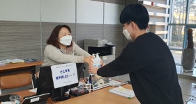 [e안산소식] 다중이용시설 감염 예방… 안산시 상록구, 노래방·PC방 등에 손소독제 지원