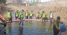 [e의왕소식] 신속 대응체계 확립… 의왕시, 안양천서 수질 오염사고 대비 방제 훈련
