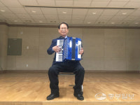 [사람in] 장래인 행복아코디언 동아리 회장 아코디언 치매예방 효과… 중장년층 사이 인기
