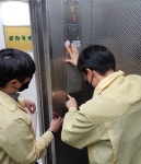 [e하남소식] 바이러스 억제… 하남시, 승강기 2천37대에 항균 필름 부착
