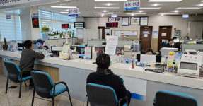 [e평택소식] 안심하고 업무 보세요… 평택시 송탄동, 민원창구에 안전 가림막 설치