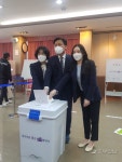 [열전현장]민주당 김영진, 화서2동 행정복지센터서 사전투표