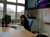 [현장르포] EBS 방송으로 수업하고 확인 전화까지... 수원 신영초 온라인 개학 풍경
